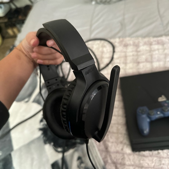 PS4 Gaming Console - Picture 8 of 15